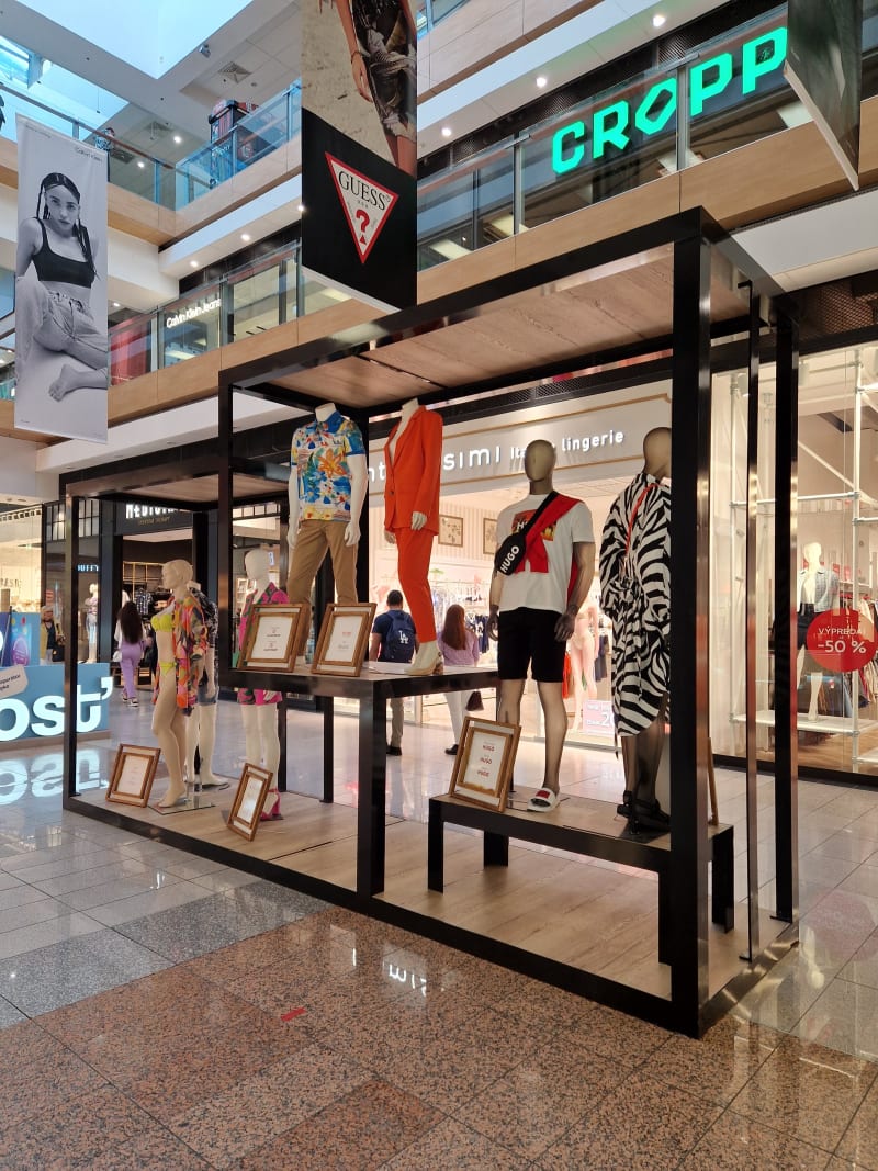 INDUSTRIAL-Bühne mit Mode vor Shops