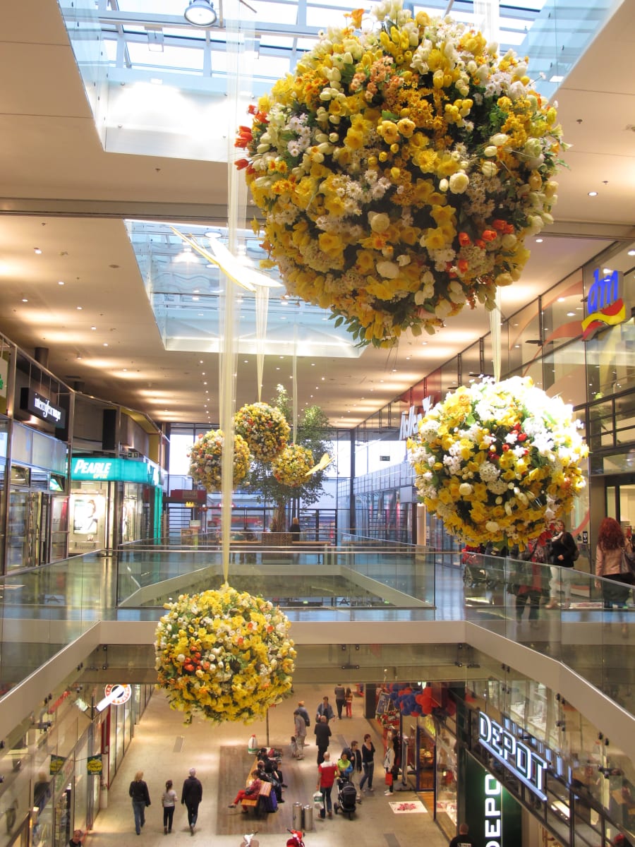 Schwebende Blumenkugeln im Atrium