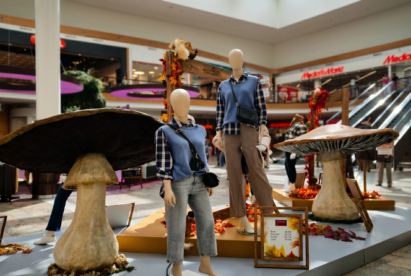 Mode-Inszenierung mit Mannequins auf der Mallfläche