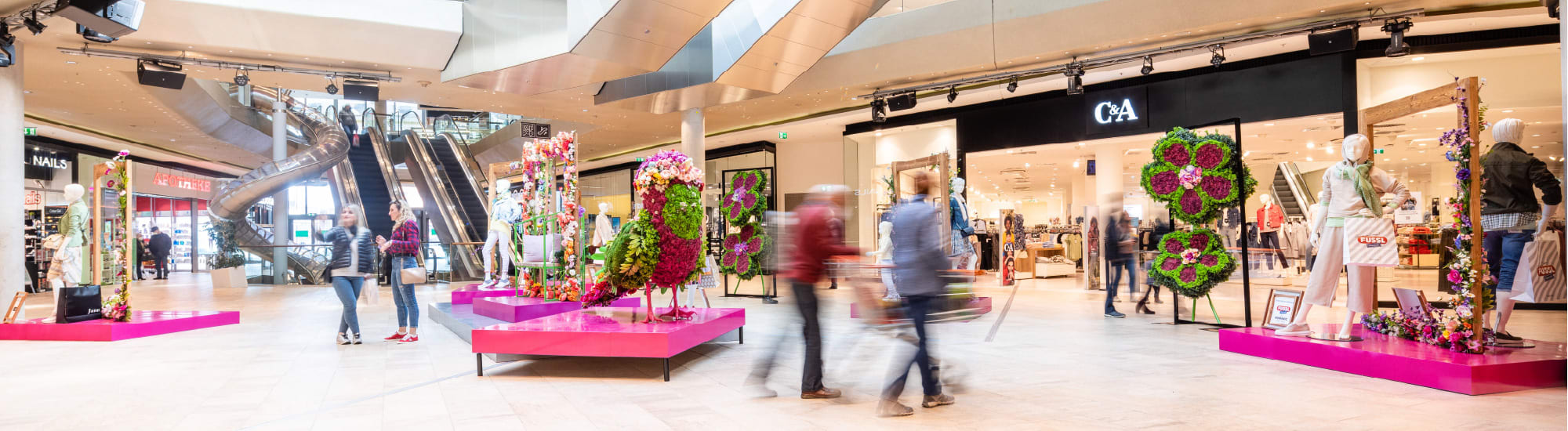 PUPPU-Inszenierung in einer Mall &ndash; belebte Fl&auml;che