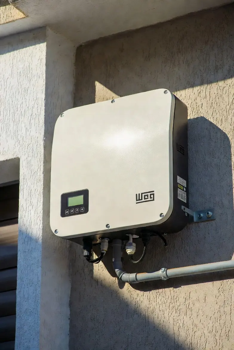 Inversor WEG instalado em parede externa