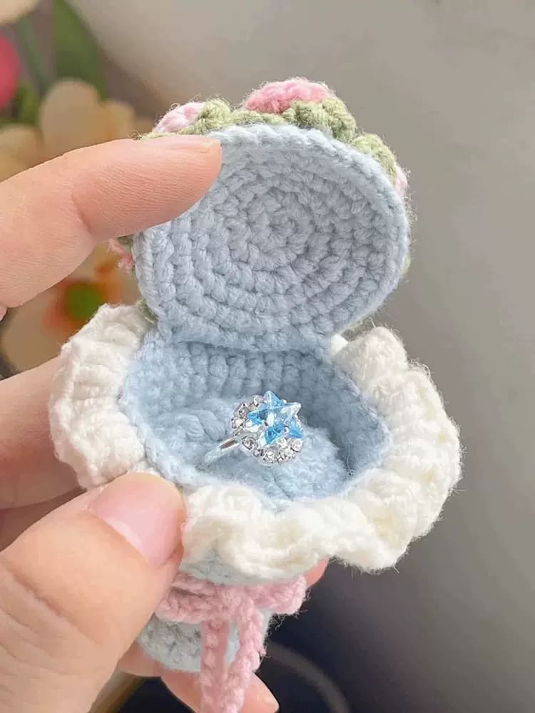 蓝色手捧花戒指盒
