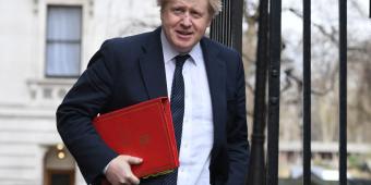 Tory party chair orders Boris Johnson to apologise over burqa comments