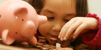 Women 'saving less money than men'