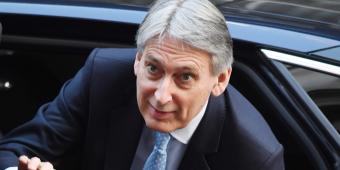 Philip Hammond warns of economic gloom if UK crashes out of the EU without a deal
