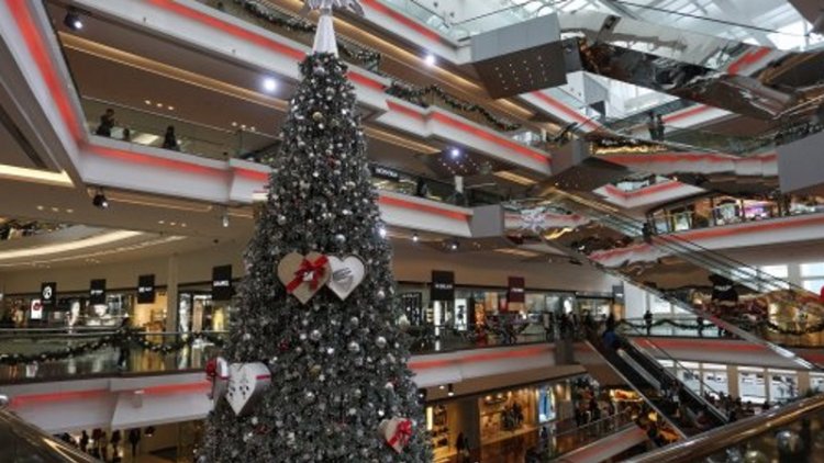Online sales boost Xmas spending