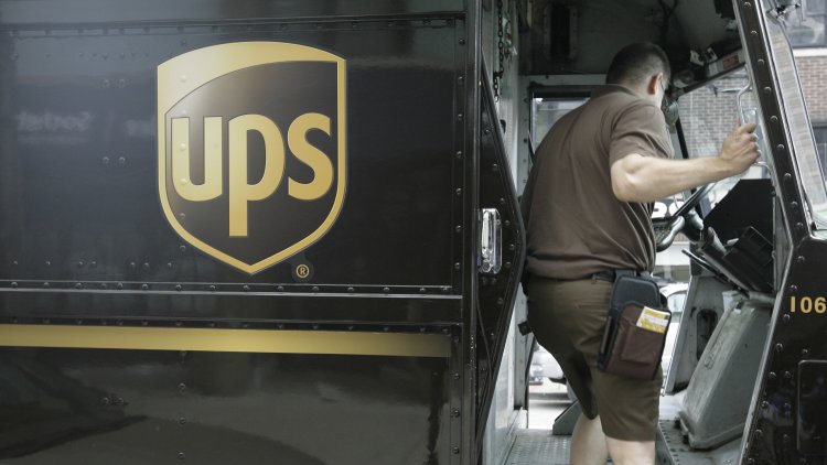 Strike threat to Christmas parcels