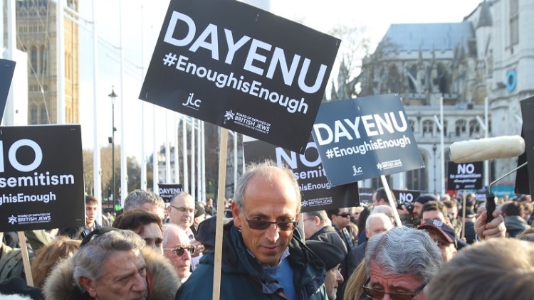Jewish Labour campaigners ‘to sue party’ amid anti-Semitism definition row