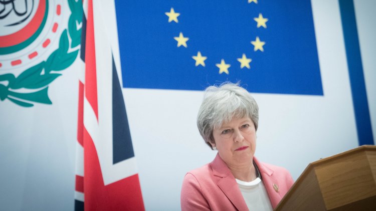 Cabinet ministers 'expect Theresa May to quit in November'