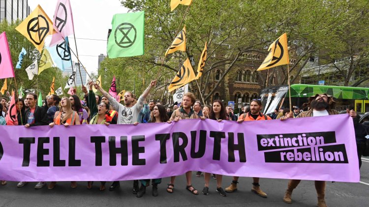 Boris Johnson dismisses Extinction Rebellion campaigners as 'crusties' as London protests continue