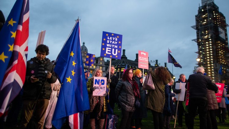 Dozens of former UK ambassadors back second EU referendum in bid to halt ‘Brexit fiasco’