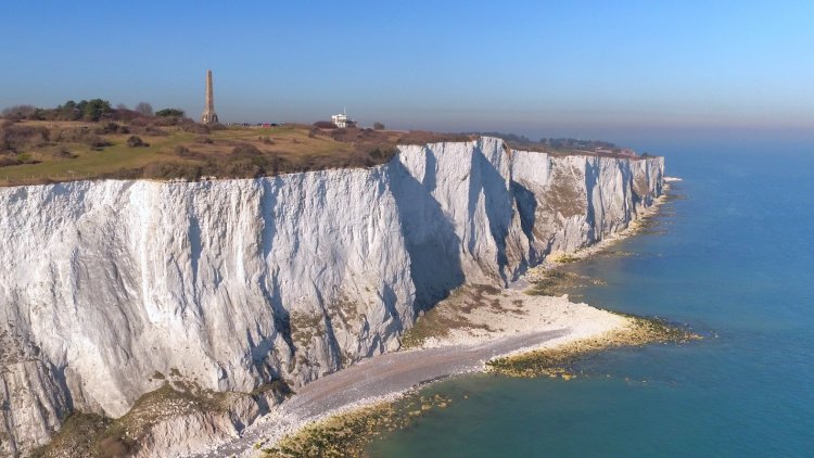 UK to hold talks with France over migrant Channel crossings
