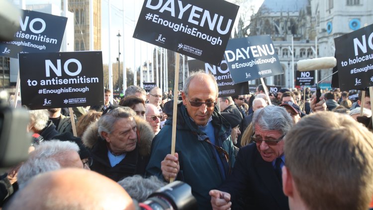 Jewish groups urge Jeremy Corbyn to condemn left-wing blogs saying anti-Semitism row is a 'smear'
