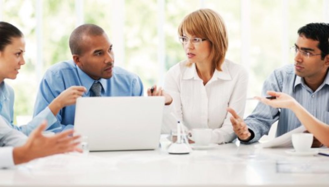 Photos of international commercial mediator skills. Работник офиса. Группа людей на стульях. Discuss 3. Люди на совещании.