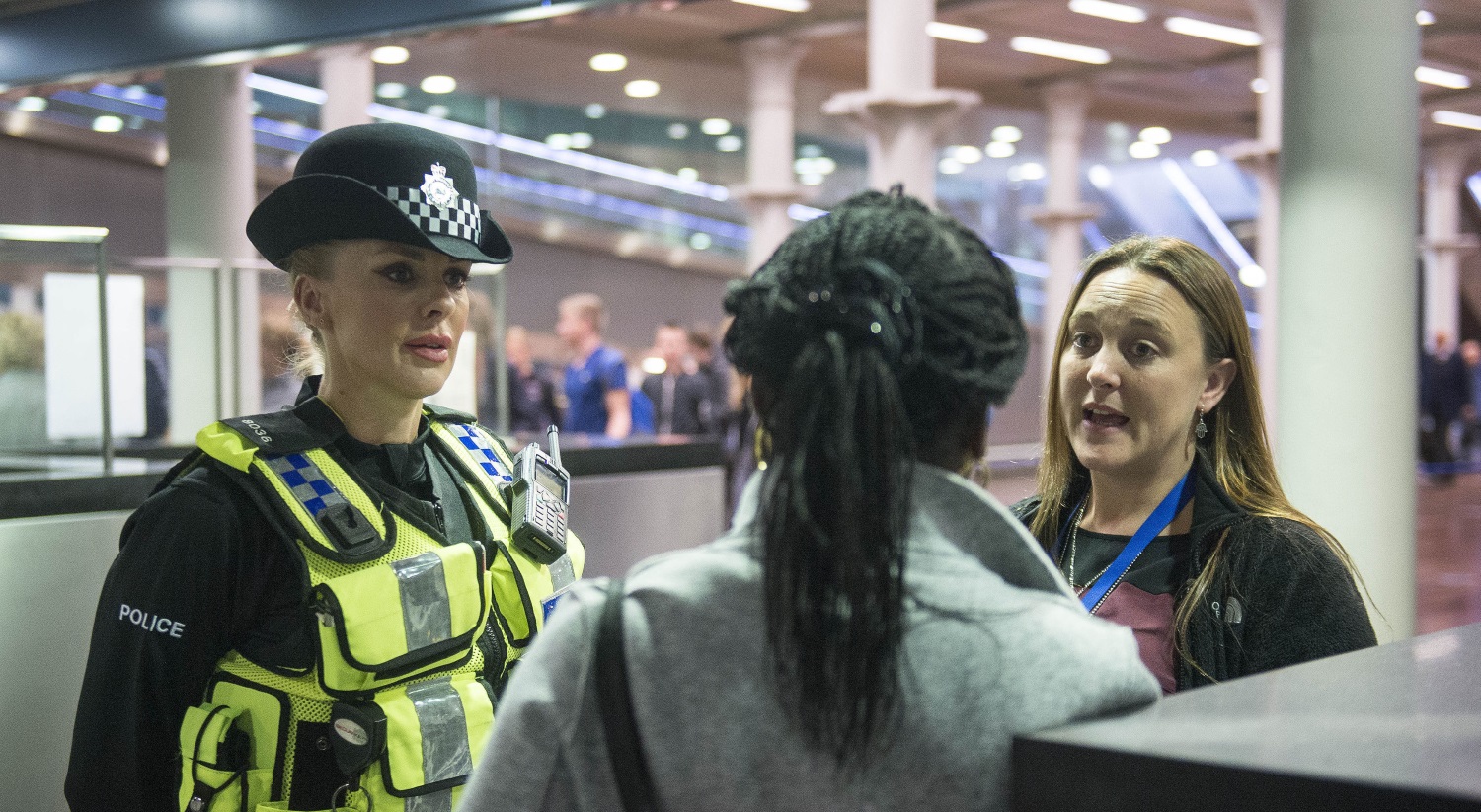 Metropolitan Police Constable talks to a woman Metropolitan Police Constable talks to a woman