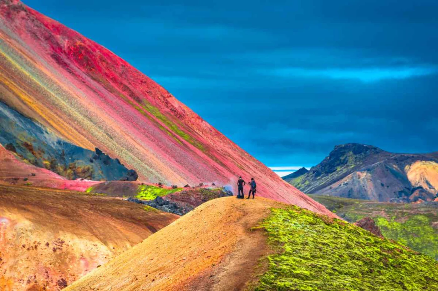 Montagnes de rhyolite en Islande : Un kaléidoscope de couleurs