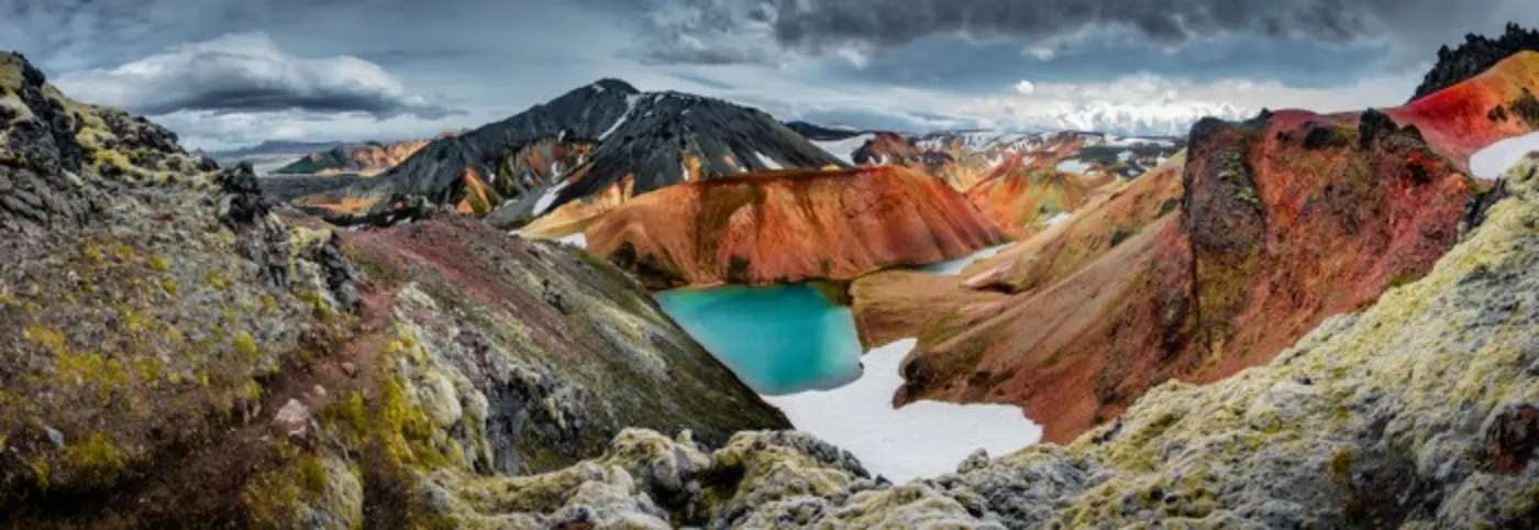 Wanderer auf dem Wanderweg im Hochland von Landmannalaugar