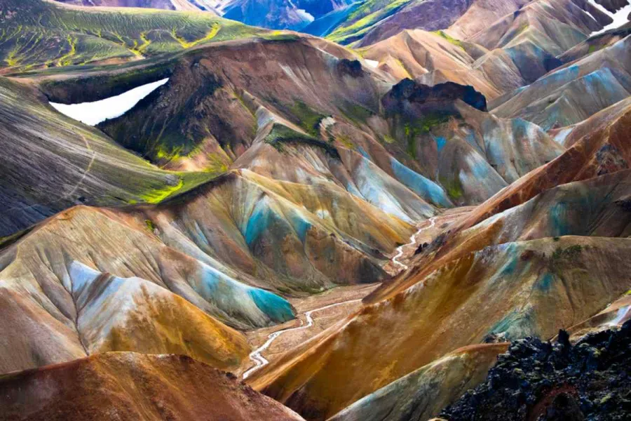 Où se trouvent les montagnes arc-en-ciel en Islande ?
