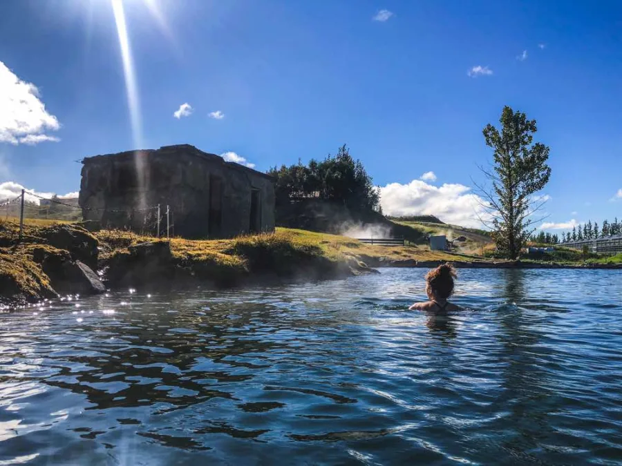 Une femme se baignant dans le Secret Lagoon, l'une des meilleures sources d'eau chaude de Landmannalaugar.