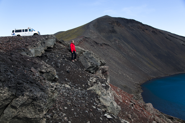 Un accidentado super jeep 4x4 atraviesa el colorido paisaje volcánico de Landmannalaugar, Islandia.