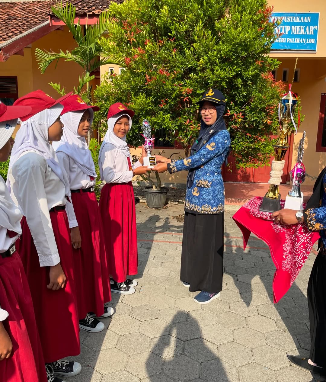 Foto Kepala Sekolah Sudarijah, S.Pd.