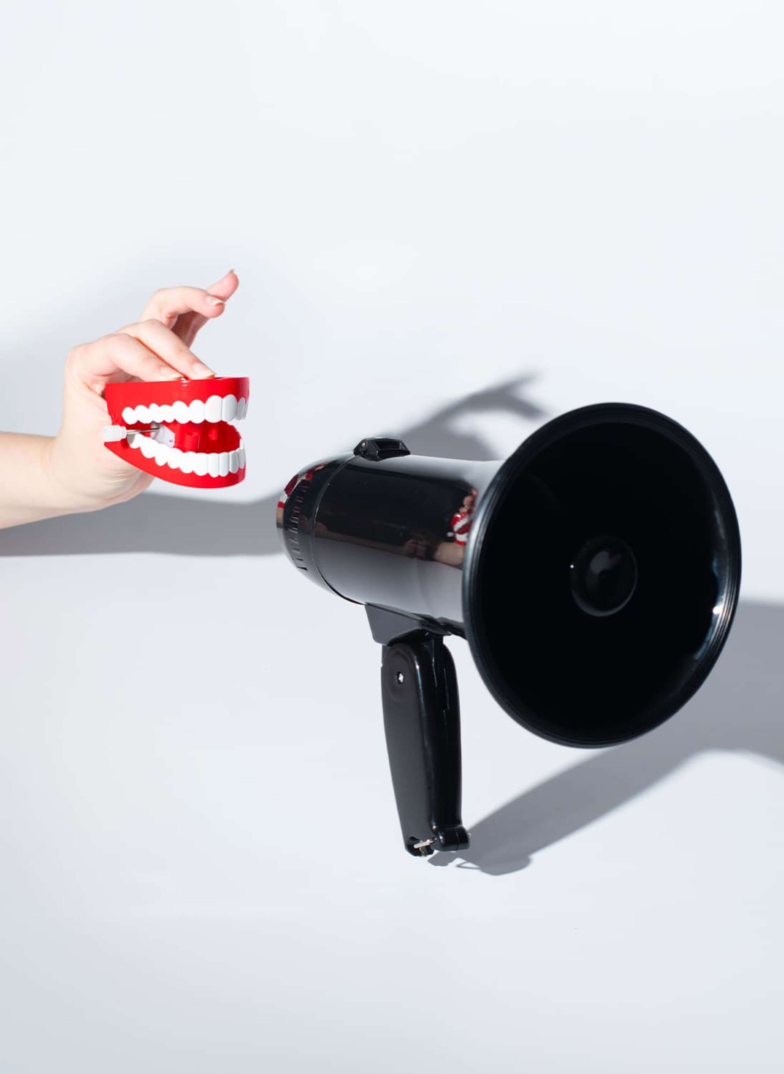 megaphone and chatter teeth