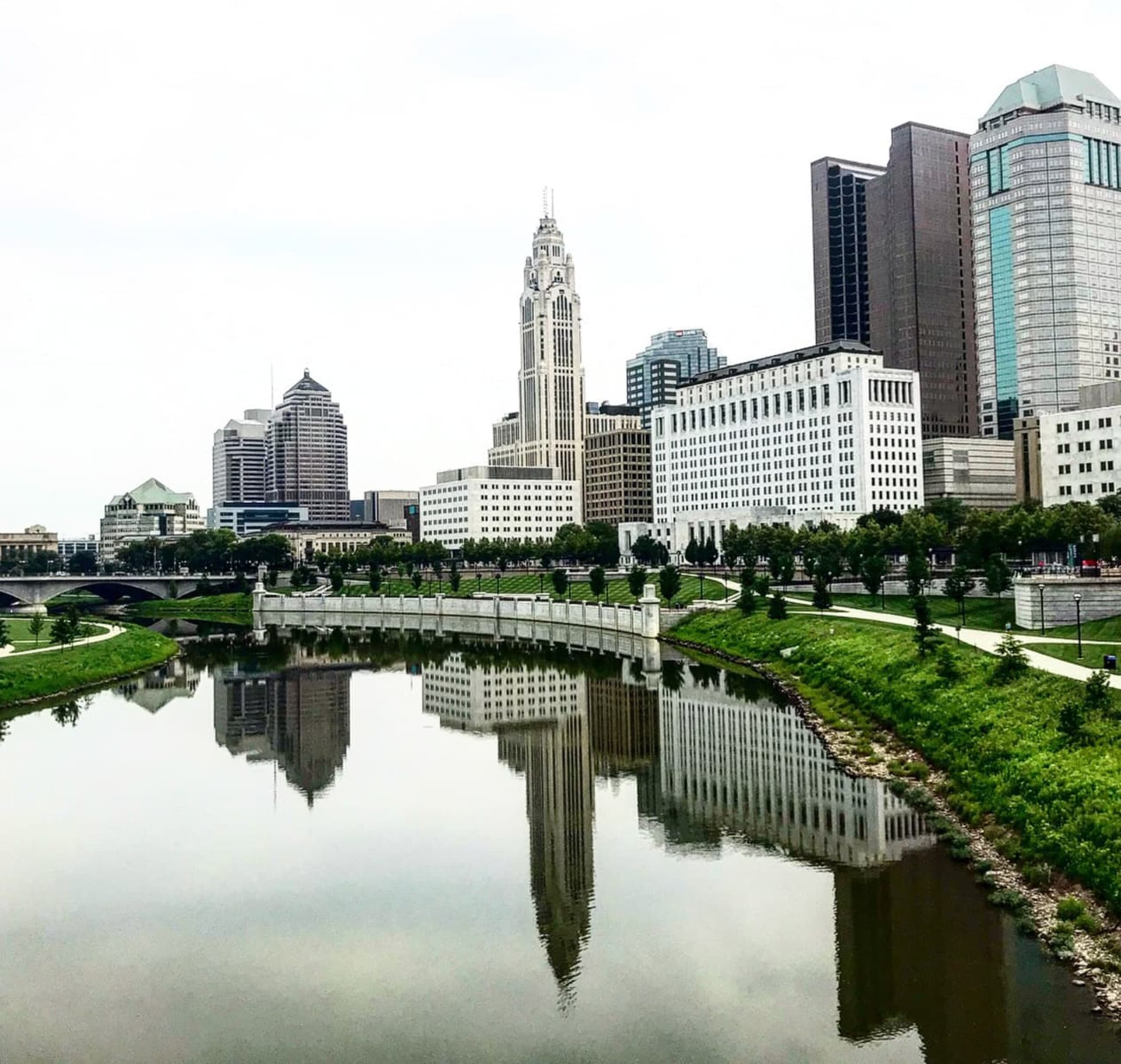 columbus ohio water skyline on overcast day