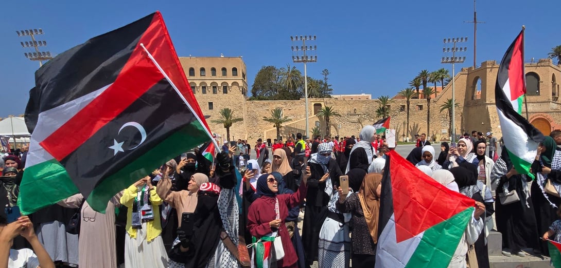 Il convoglio per Gaza che si è fermato a Bengasi: i dieci ostaggi, la storia e la politica.