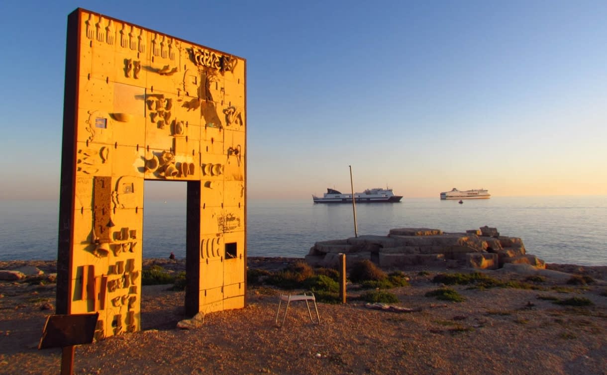 Leone XIV a Lampedusa: quando un Papa sfida l'Europa con i fiori bianchi sui morti senza nome