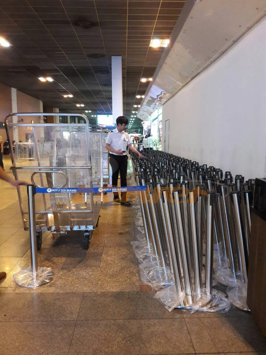 ผลงานติดตั้ง เสากั้นทางเดิน ฐานซ้อน สีเงิน