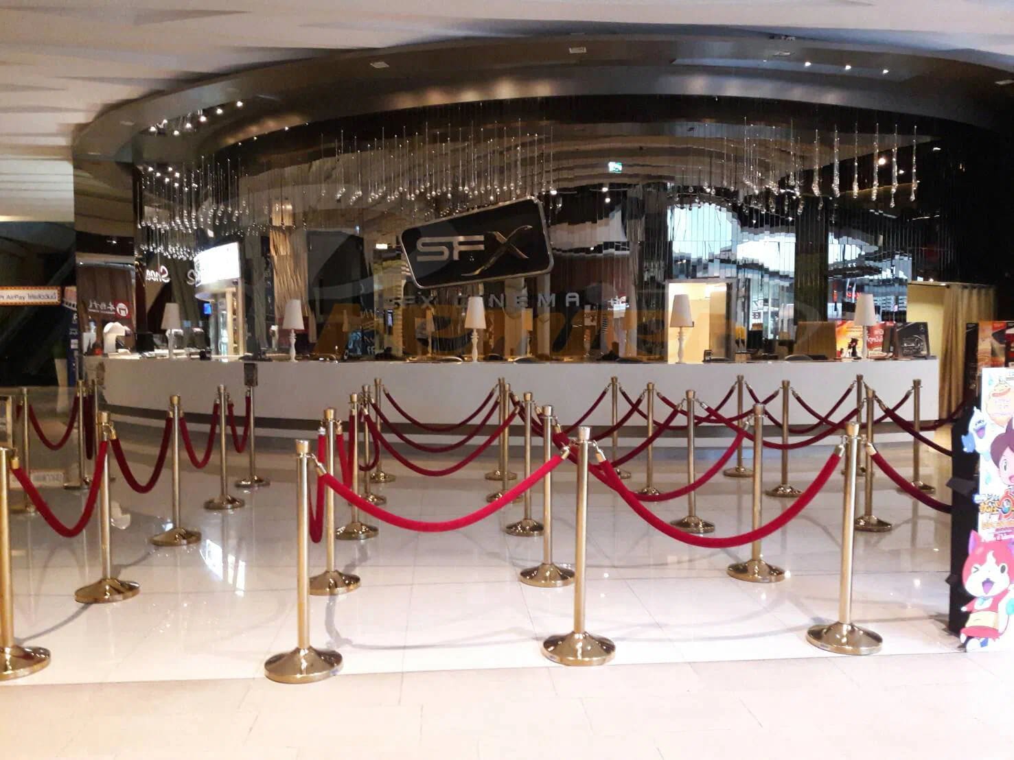 ผลงานติดตั้งเสากั้นทางเดินที่สนามบินนานาชาติ Premier Worlds