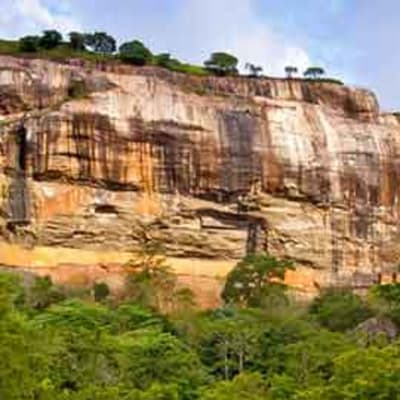 Arrivée et visite de Pinnawala et Sigiriya