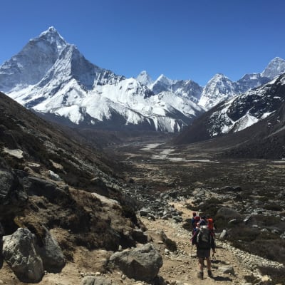 Jour 2 : Vol vers Lukla (2 804m) et trek vers Phakding (2 640m) Durée : 4-5 heures.