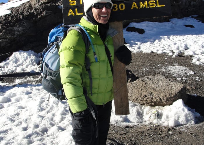 Barafu Camp (4,640m) – Uhuru Peak (5,895m) – Mweka Camp (3,080m)
