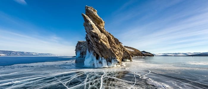 Par la glace du lac vers l'île d'Olkhone