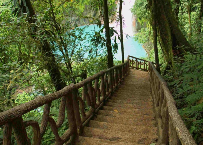 L'eau incroyablement bleue du Rio Celeste