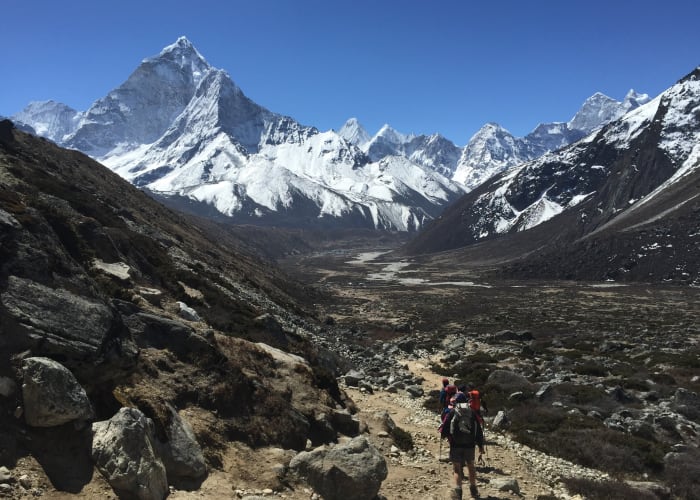 Jour 2 : Vol vers Lukla (2 804m) et trek vers Phakding (2 640m) Durée : 4-5 heures.
