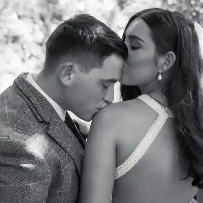 couple kissing outside in black and white