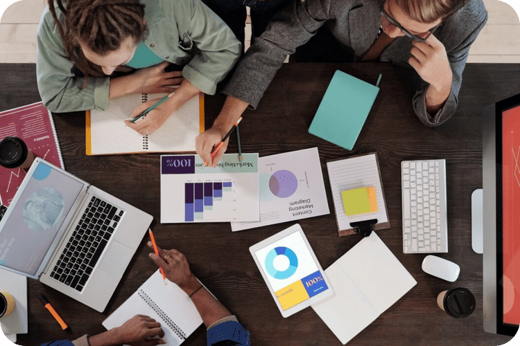 Mujer y hombre con notebook