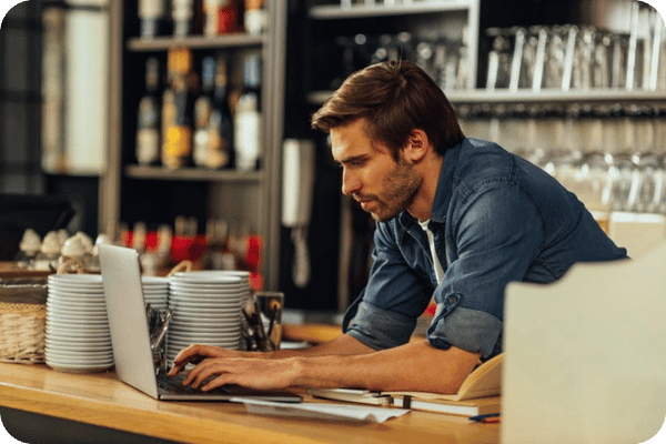 Hombre usando notebook