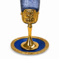 כוס קידוש גבוהה מזכוכית כחולה בציפוי זהב עם הכיתוב בורא פרי הגפן - תמונה 3 מתוך 3