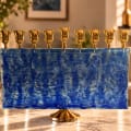 חנוכיה מלבנית מזכוכית בצבע כחול עם קנים ובסיס בגוון זהב - תמונה 4 מתוך 4