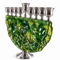 חנוכיה חצי עיגול מזכוכית בצבע ירוק עם קנים ובסיס בגוון כסף - תמונה 2 מתוך 4