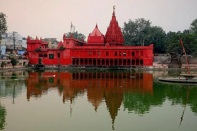 https://res.cloudinary.com/doetbfahk/image/upload/v1711993044/vedaz_temples/durgakund-temple_1_u8nvbz.png