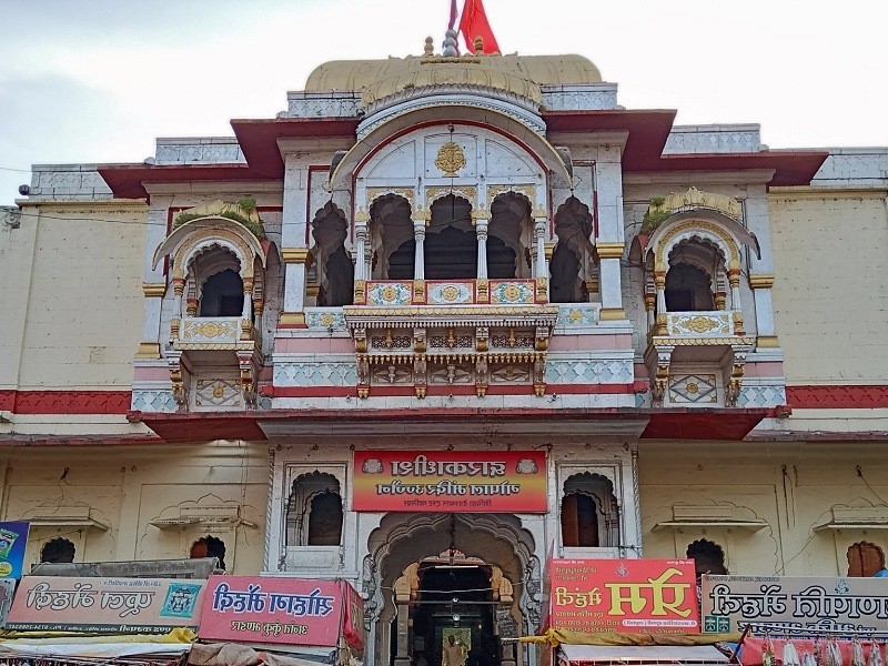 https://res.cloudinary.com/doetbfahk/image/upload/v1711993586/vedaz_temples/Dwarikadhish_Gopal_Mandir_1_xxco6q.jpg