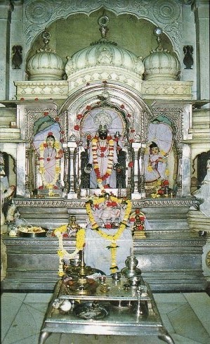 
https://res.cloudinary.com/doetbfahk/image/upload/v1711993610/vedaz_temples/Shree_Dwarkadhish_Gopal_Mandir_Picture_2_b4ebkn.jpg
