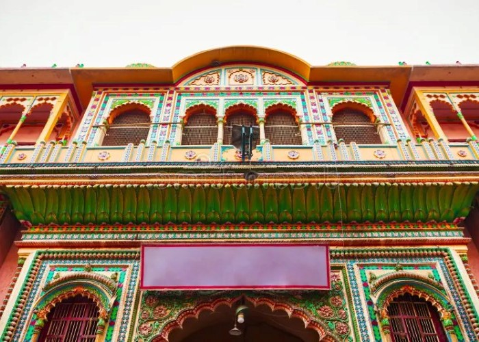 https://res.cloudinary.com/doetbfahk/image/upload/v1711995154/vedaz_temples/dwarkadhish-temple-mathura-1_oewge7.jpg