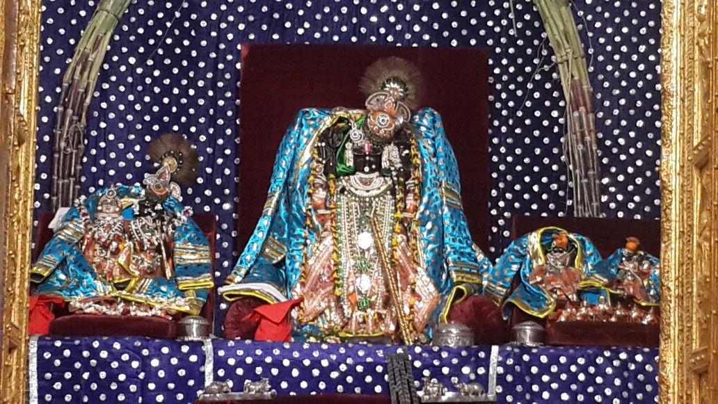 
https://res.cloudinary.com/doetbfahk/image/upload/v1711995187/vedaz_temples/shri-dwarkadhish-maharaj_3_i2tuja.jpg