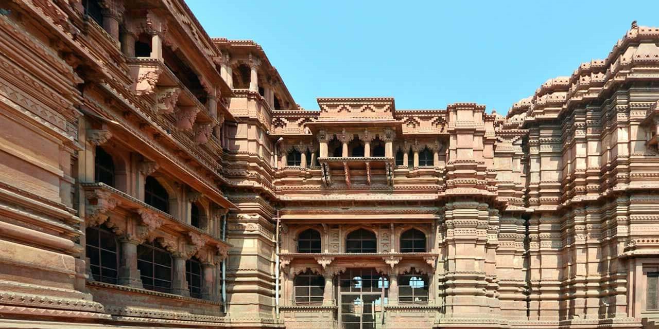 https://res.cloudinary.com/doetbfahk/image/upload/v1712001751/vedaz_temples/govinda-dev-ji-1_qj3exw.jpg