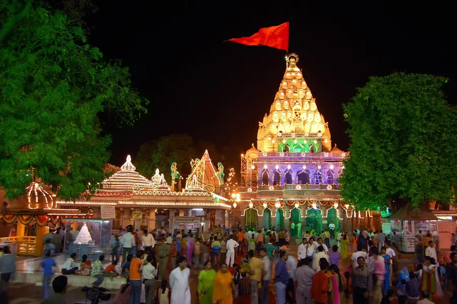 https://res.cloudinary.com/doetbfahk/image/upload/v1713182423/vedaz_templeBlogs/Temple%20Blogs%20images/ujjain/ujjain-mahakal-temple-evening-jbba1kpmuexrqw4v_uxnxp5.webp
